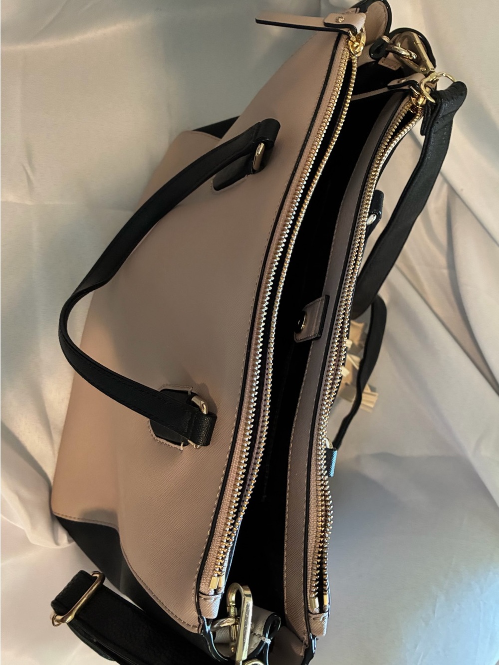 Kate Spade Beige and Black Leather Shoulder Bag with Pegasus Charm - Picture 3 of 4